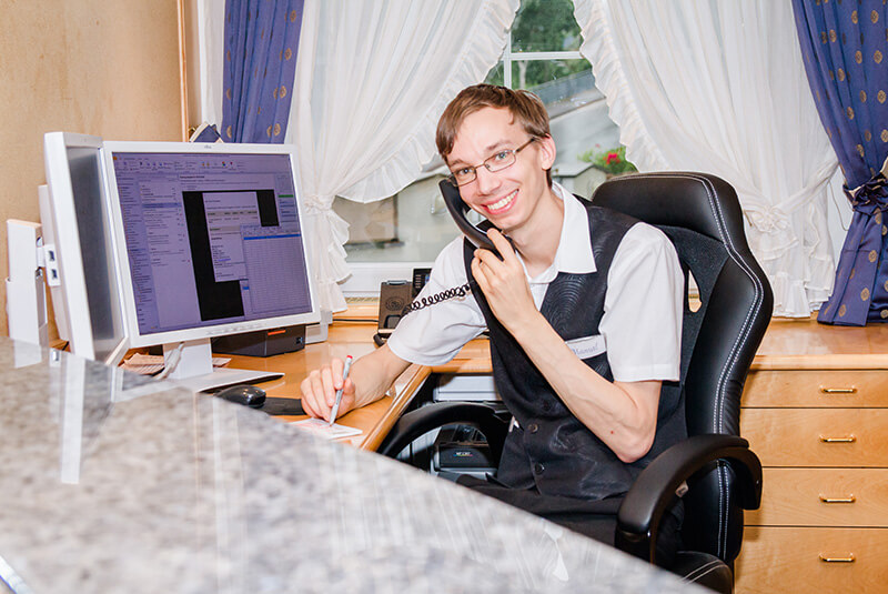 Manuel, Reservierung & Empfang